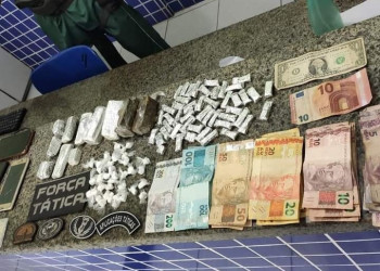 Dois homens são presos e um adolescente apreendido com drogas, Euro e Dólar em Parnaíba